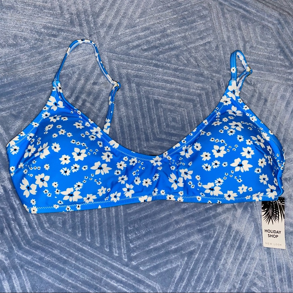 NWT floral bikini top !!